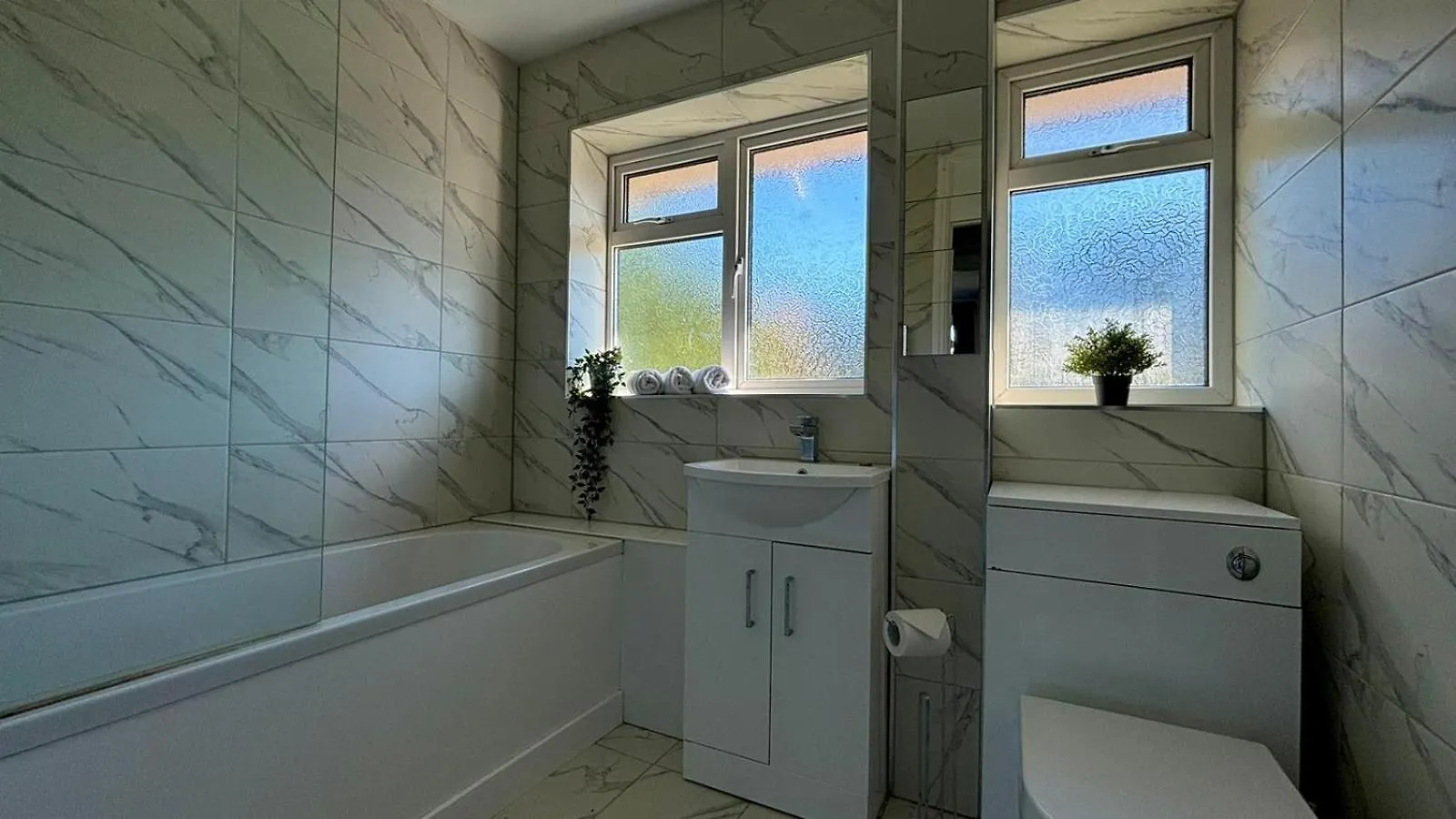 Maiden Lane, Crawley Spacious 3Br With Private Patio, Great For Long Stays, Contractors