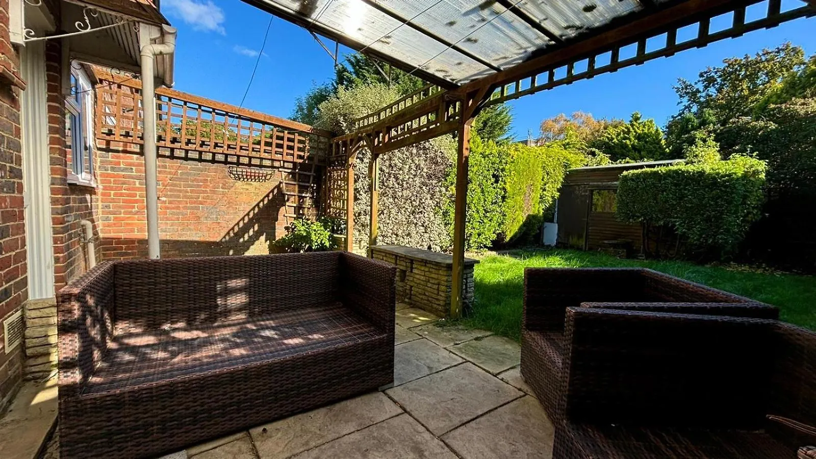 Maiden Lane, Crawley Spacious 3Br With Private Patio, Great For Long Stays, Contractors Crawley (West Sussex)