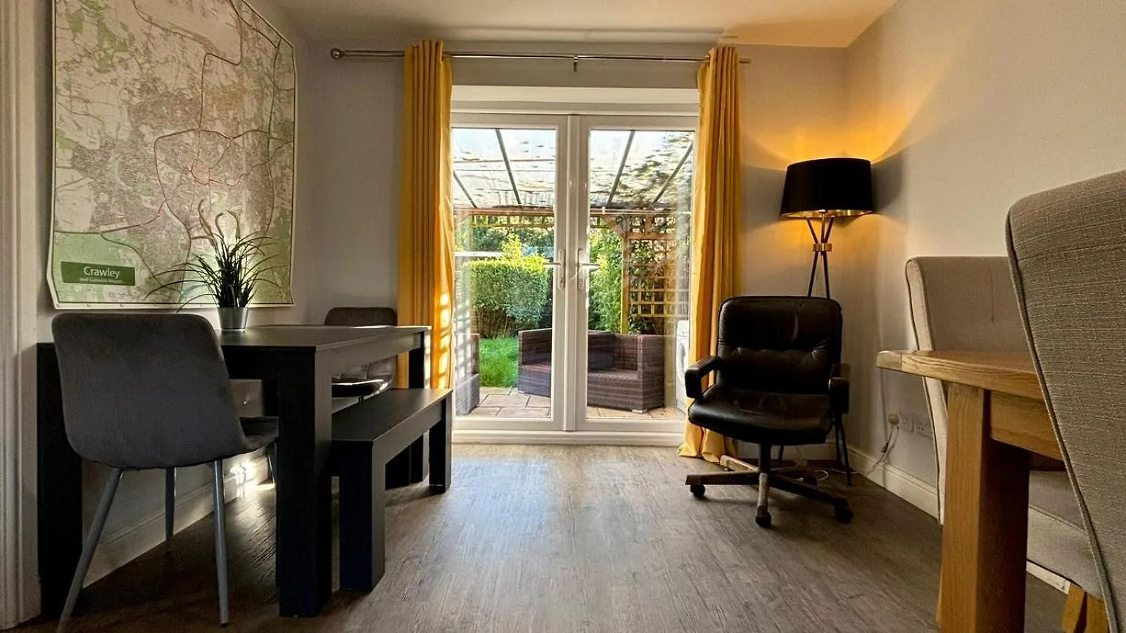 Maiden Lane, Crawley Spacious 3Br With Private Patio, Great For Long Stays, Contractors