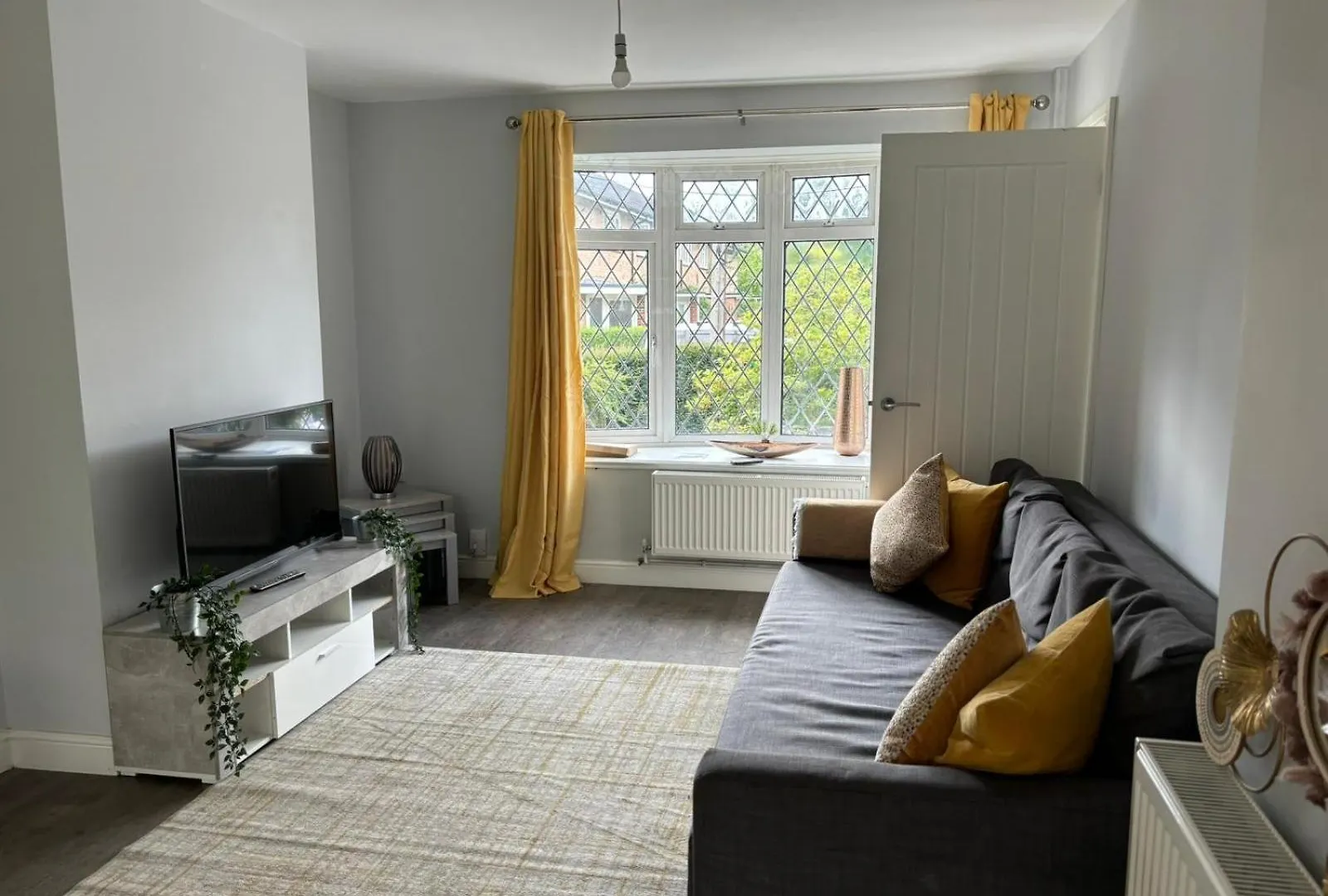 Maiden Lane, Crawley Spacious 3Br With Private Patio, Great For Long Stays, Contractors 0*, Crawley (West Sussex)