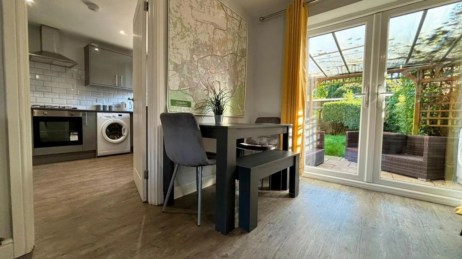 Maiden Lane, Crawley Spacious 3Br With Private Patio, Great For Long Stays, Contractors 0*, Crawley (West Sussex) United Kingdom