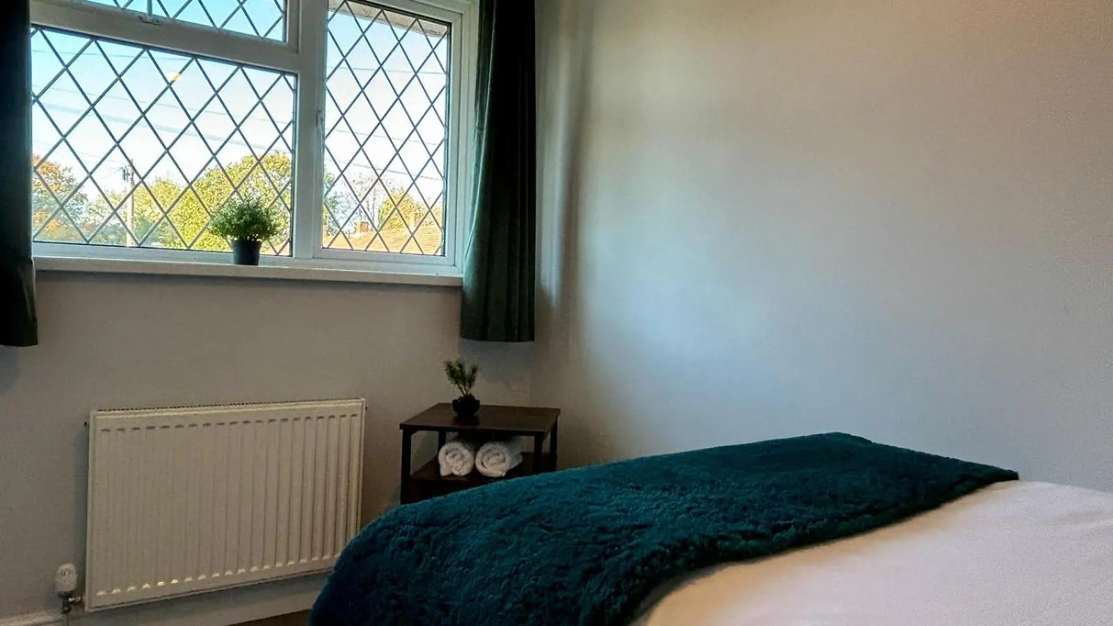Maiden Lane, Crawley Spacious 3Br With Private Patio, Great For Long Stays, Contractors Crawley (West Sussex)