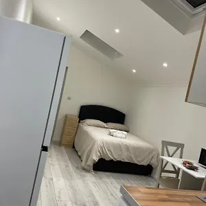 Next To Gatwick Homestay