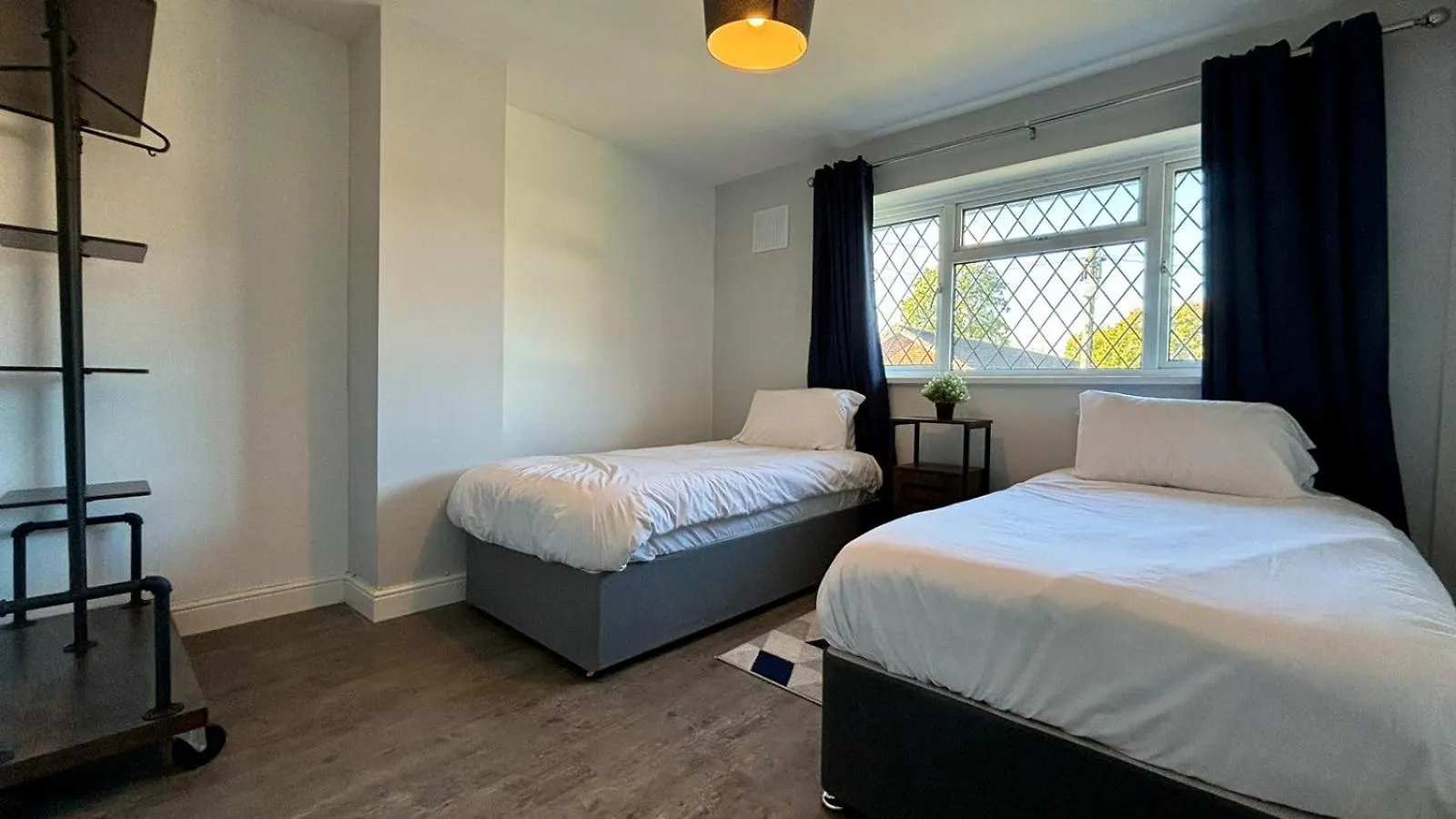 Maiden Lane, Crawley Spacious 3Br With Private Patio, Great For Long Stays, Contractors 0*, Crawley (West Sussex)