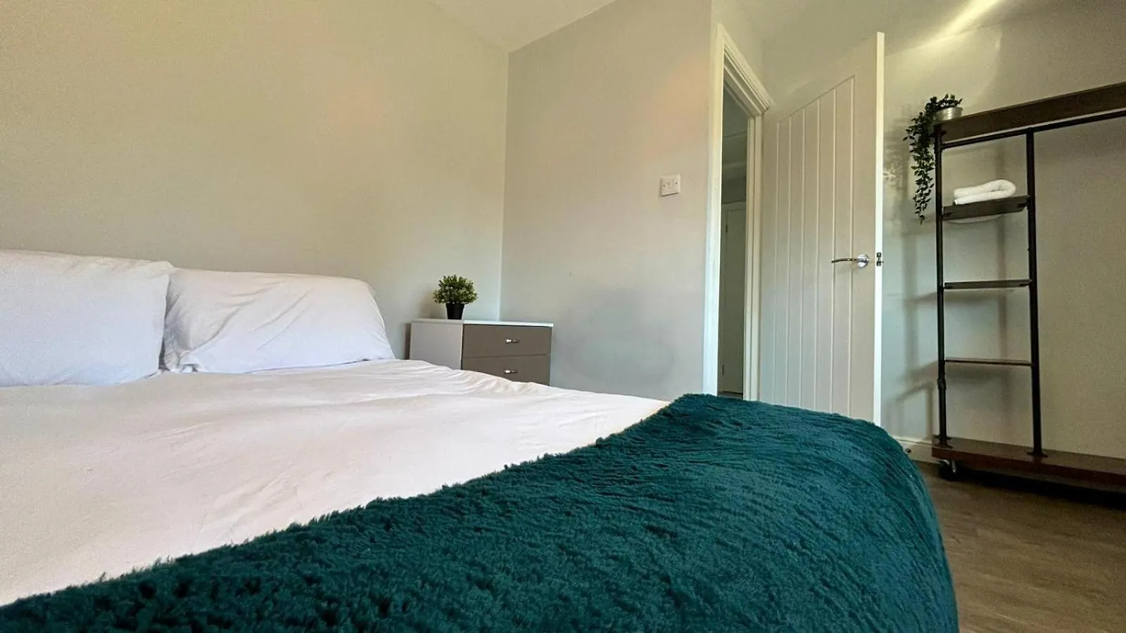 Prázdninový dům Maiden Lane, Crawley Spacious 3Br With Private Patio, Great For Long Stays, Contractors