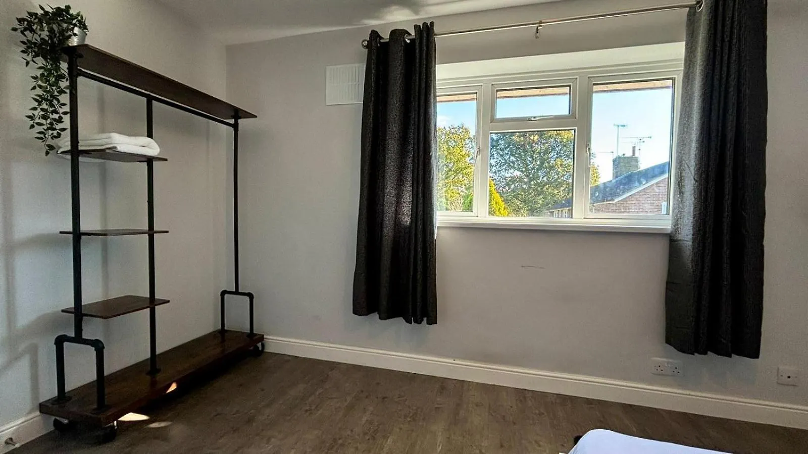 Maiden Lane, Crawley Spacious 3Br With Private Patio, Great For Long Stays, Contractors Velká Británie