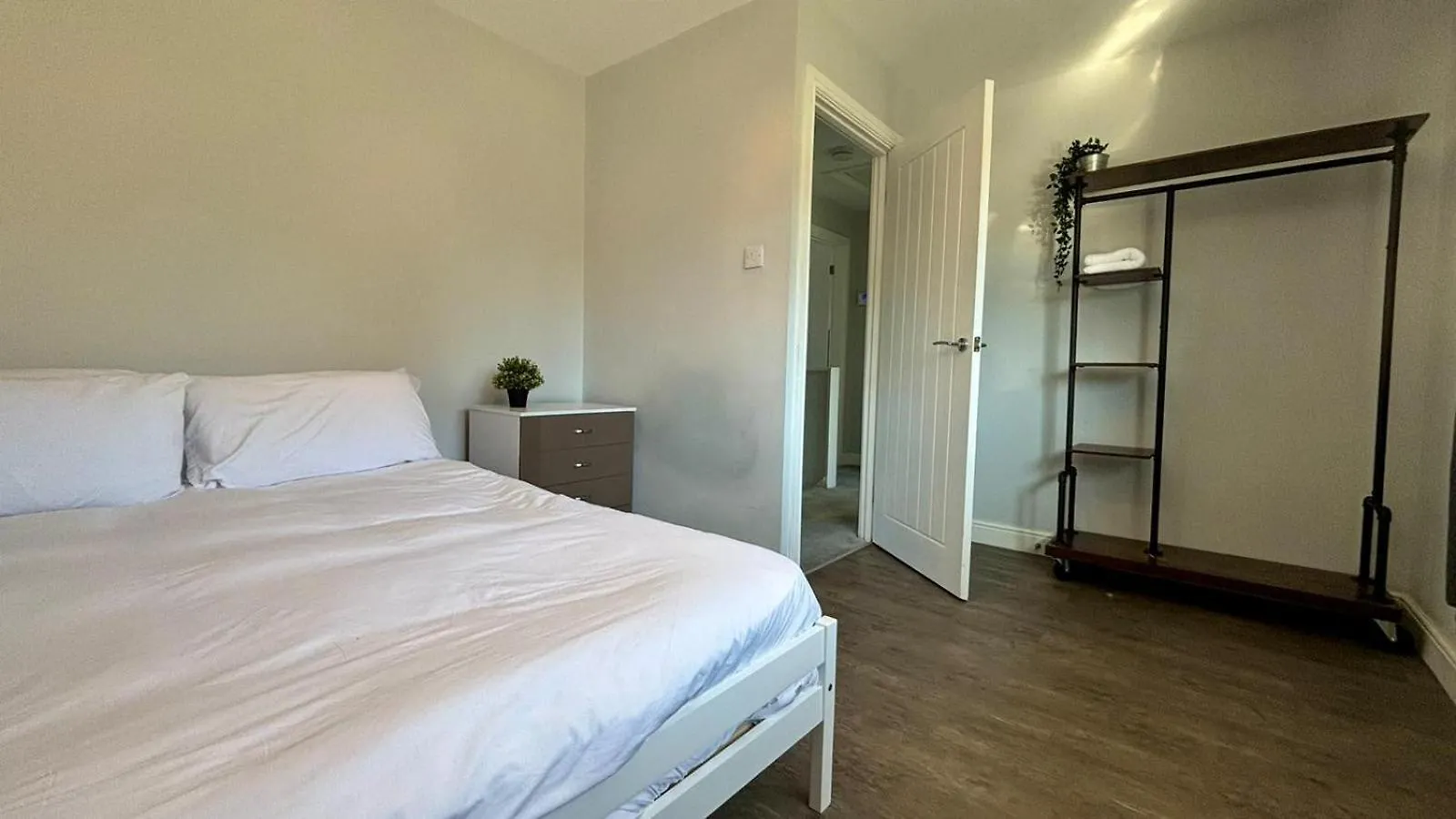 Prázdninový dům Maiden Lane, Crawley Spacious 3Br With Private Patio, Great For Long Stays, Contractors