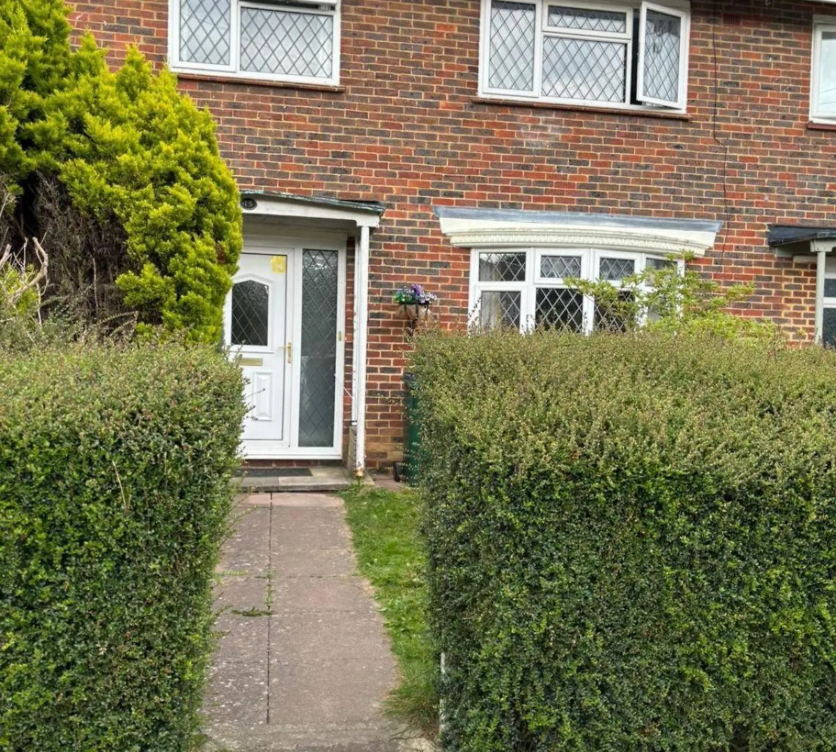 Maiden Lane, Crawley Spacious 3Br With Private Patio, Great For Long Stays, Contractors 0*, Crawley (West Sussex)